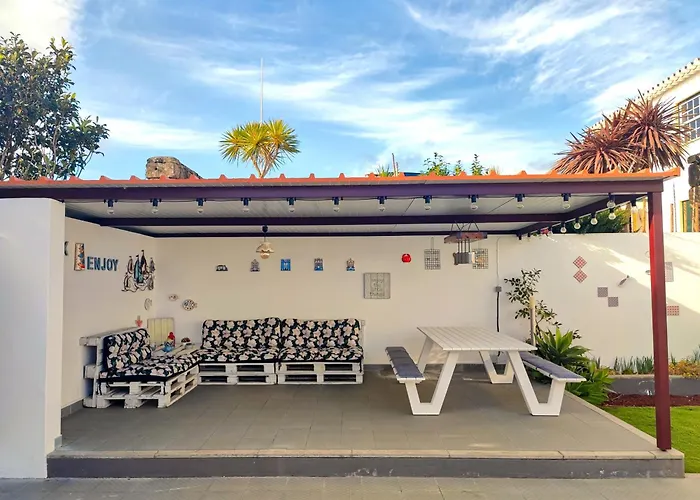 Casa Do Pequeno Dragoeiro * Angra do Heroismo